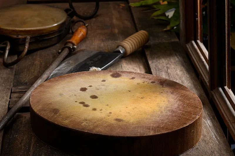 惊了!女子劈开家中菜板,里面全部发霉!赶紧自查 惊了!女子劈开家中菜板,里面全部发霉!赶紧自查