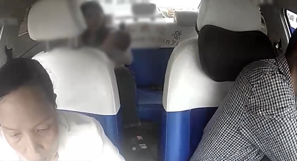 四辆车相继“闯红灯”，却获全网点赞！遵义街头这一幕太温暖→