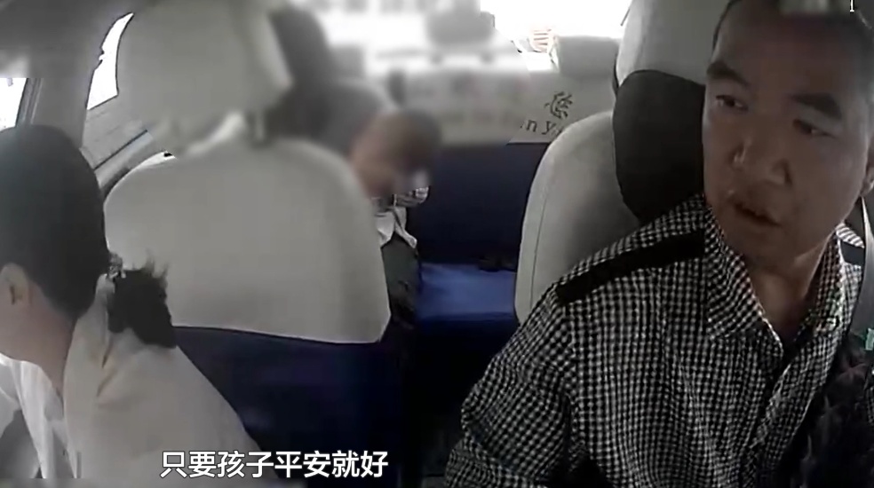 四辆车相继“闯红灯”，却获全网点赞！遵义街头这一幕太温暖→