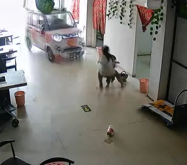惊险瞬间！车辆失控冲进店内，11岁姐姐飞身救下1岁妹妹