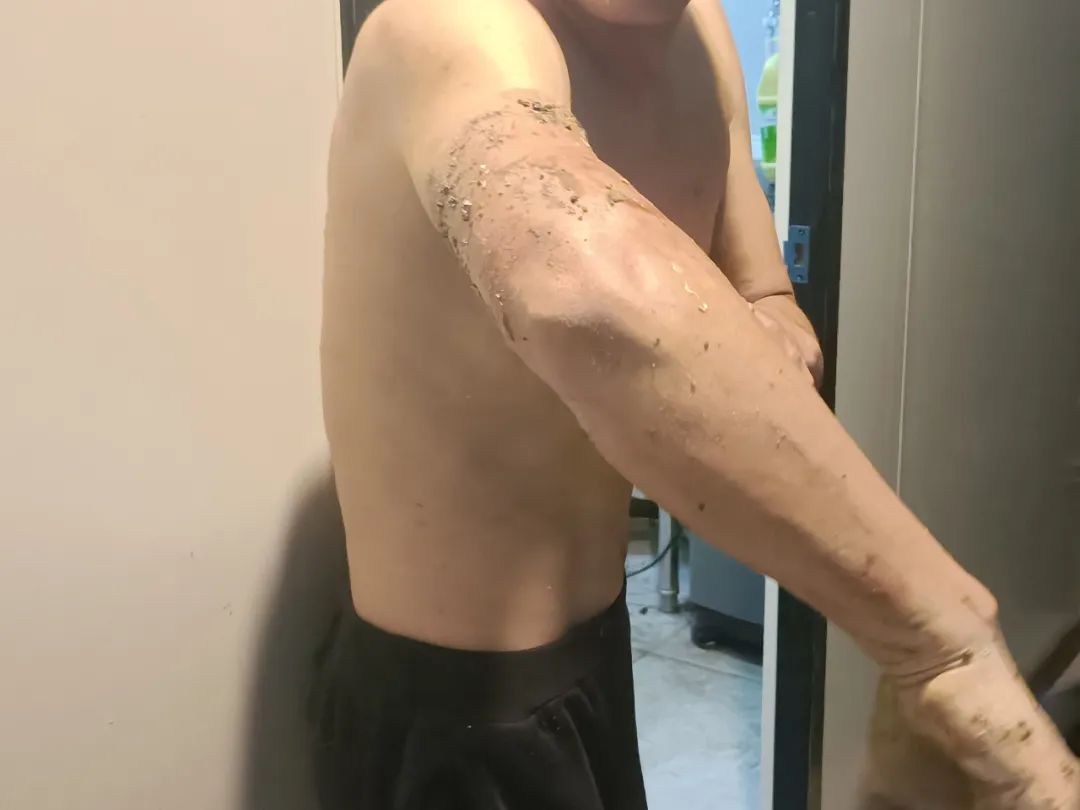 吓人!天花板上怎么伸出来一只手?🤯 吓人!天花板上怎么伸出来一只手?🤯