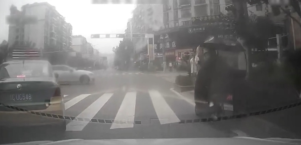 四辆车相继“闯红灯”，却获全网点赞！遵义街头这一幕太温暖→