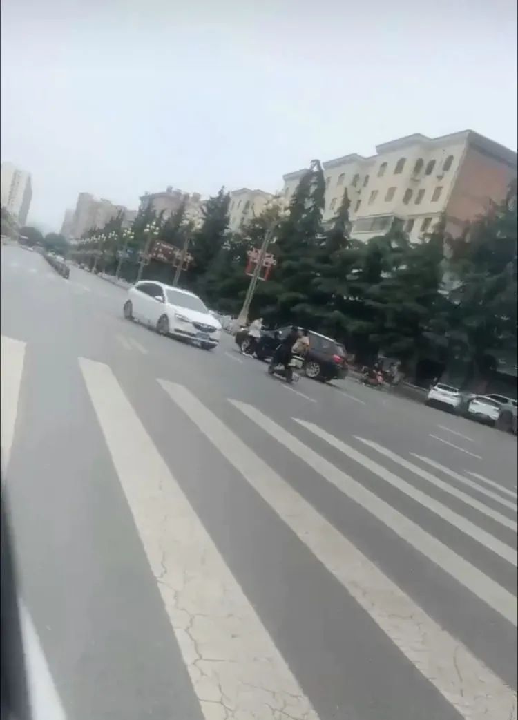 社区女书记驾车故意追撵女子，撞翻路过电瓶车致人伤！警方通报
