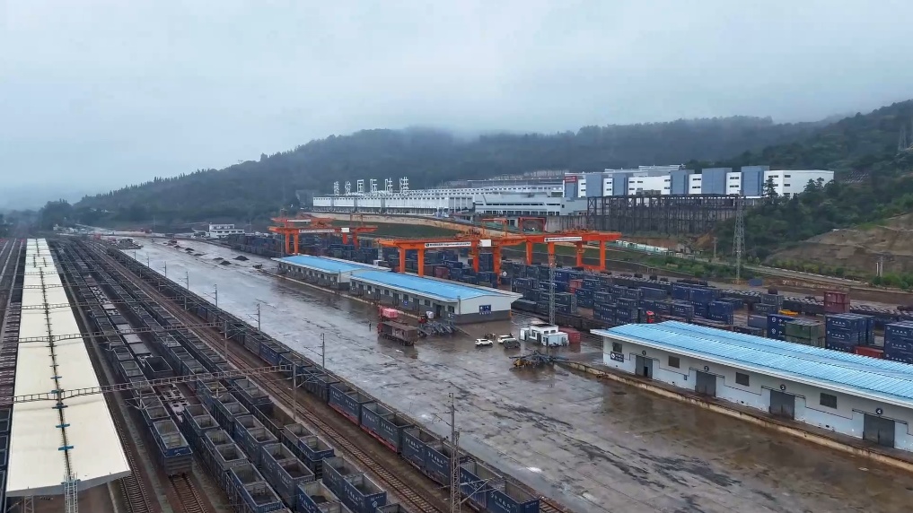 老挝鲜芒果首次搭乘“澜湄·云南号”国际货运列车抵昆 老挝鲜芒果首次搭乘“澜湄·云南号”国际货运列车抵昆