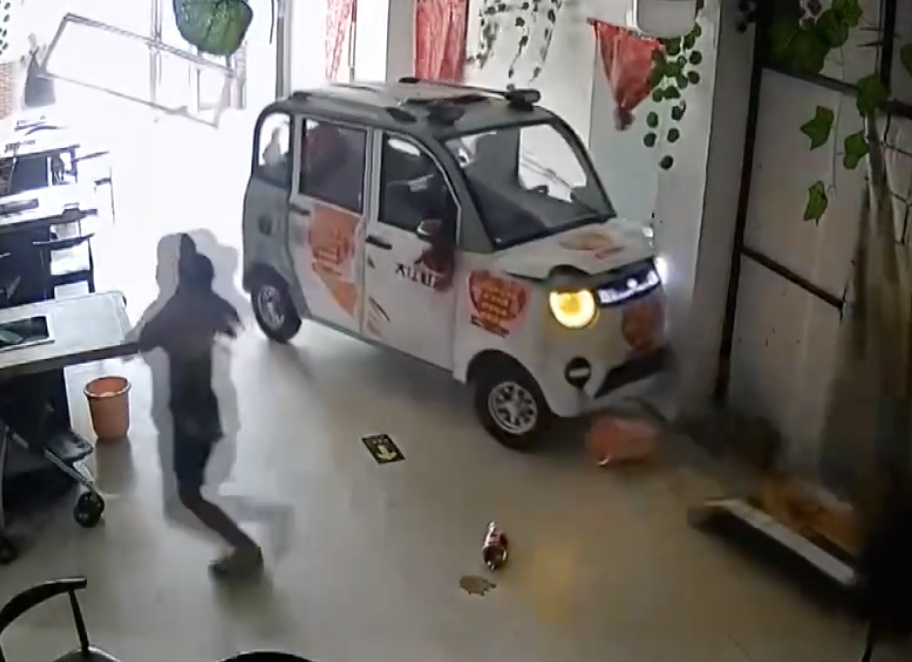 惊险瞬间！车辆失控冲进店内，11岁姐姐飞身救下1岁妹妹