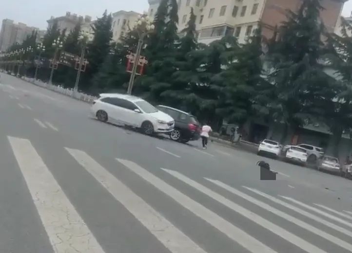 社区女书记驾车故意追撵女子，撞翻路过电瓶车致人伤！警方通报