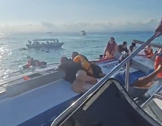 惊心动魄！印尼一载80余人游艇侧翻，亲历者获救后眼见着船沉没海底