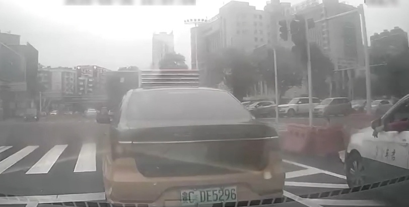 四辆车相继“闯红灯”，却获全网点赞！遵义街头这一幕太温暖→