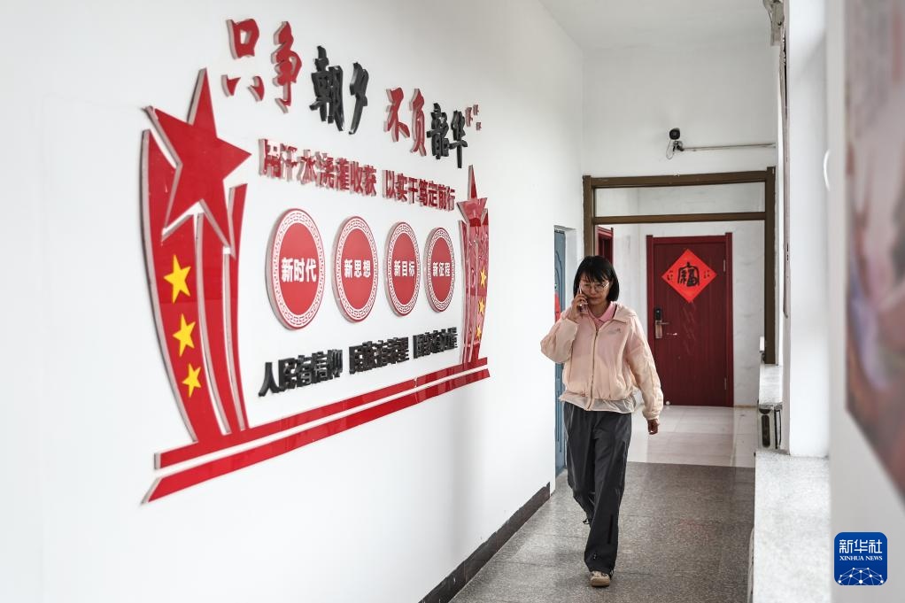 父女两代人见证沙地披绿装 父女两代人见证沙地披绿装