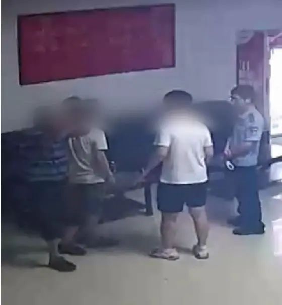 一面锦旗跨两省:河南婆婆的武汉团圆,藏在民警的乡音里 一面锦旗跨两省:河南婆婆的武汉团圆,藏在民警的乡音里