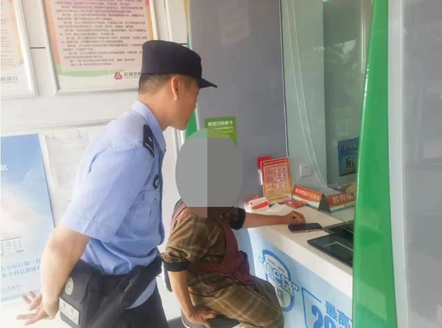 老人10万房款差点打水漂!警方闪电拦截揭露五大“银发陷阱” 老人10万房款差点打水漂!警方闪电拦截揭露五大“银发陷阱”