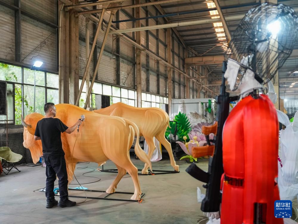 新华全媒+丨从“彩灯之乡”到“恐龙工厂”——自贡制造走向全球 新华全媒+丨从“彩灯之乡”到“恐龙工厂”——自贡制造走向全球