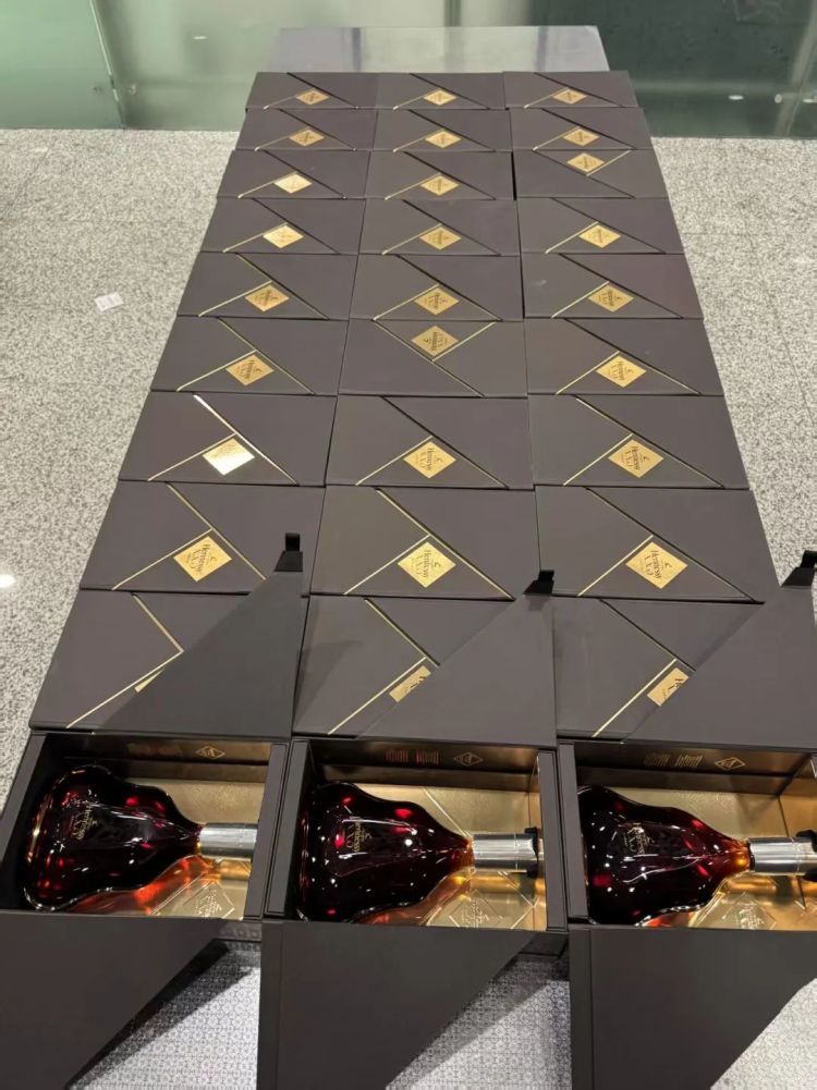 3名导游利用旅行团游客走私洋酒30瓶被查获，总案值12.4万元
