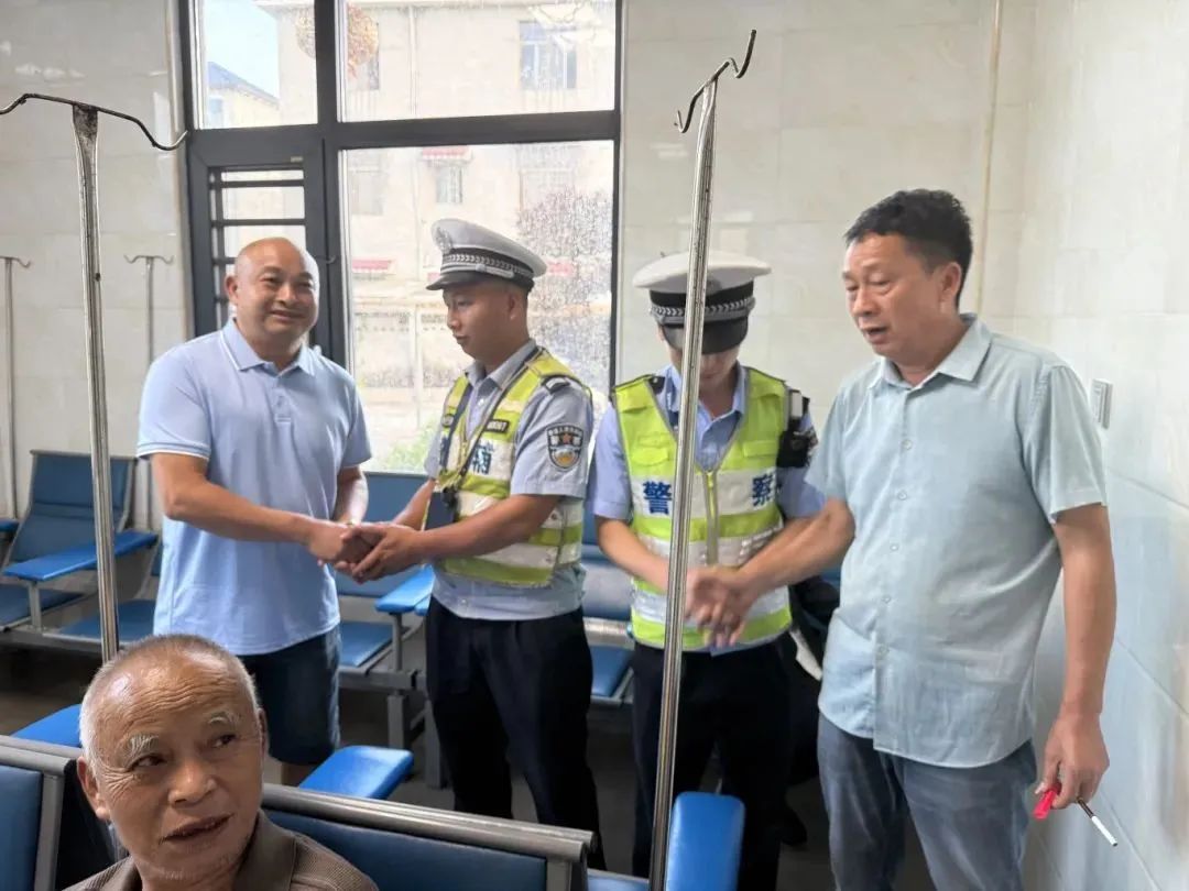 村民被五步蛇咬伤!交警26分钟冲破64公里生死线 村民被五步蛇咬伤!交警26分钟冲破64公里生死线