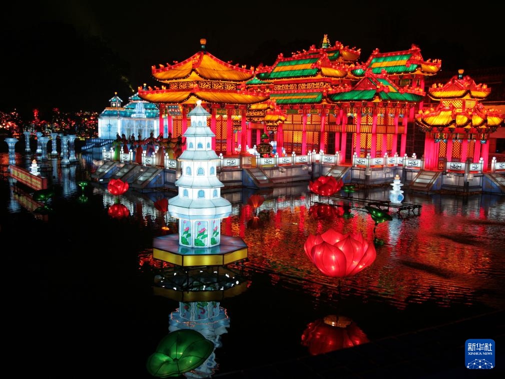 新华全媒+丨从“彩灯之乡”到“恐龙工厂”——自贡制造走向全球 新华全媒+丨从“彩灯之乡”到“恐龙工厂”——自贡制造走向全球