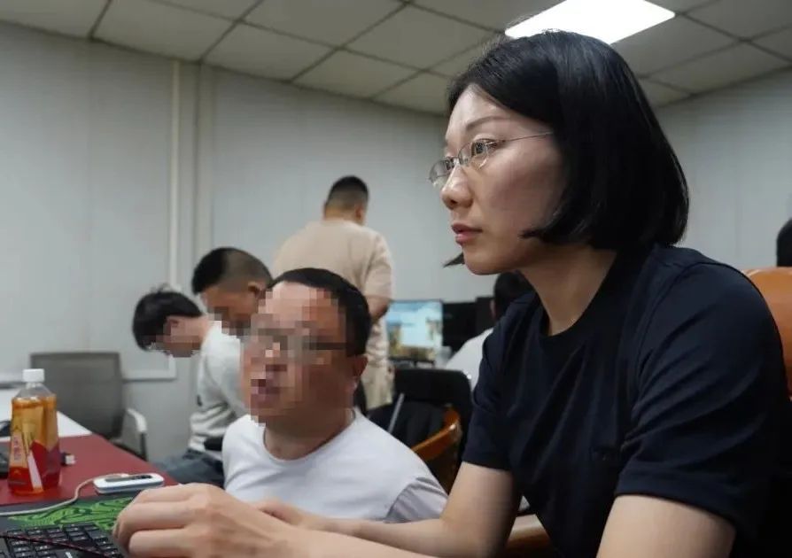 警方抓获32名假“白富美”