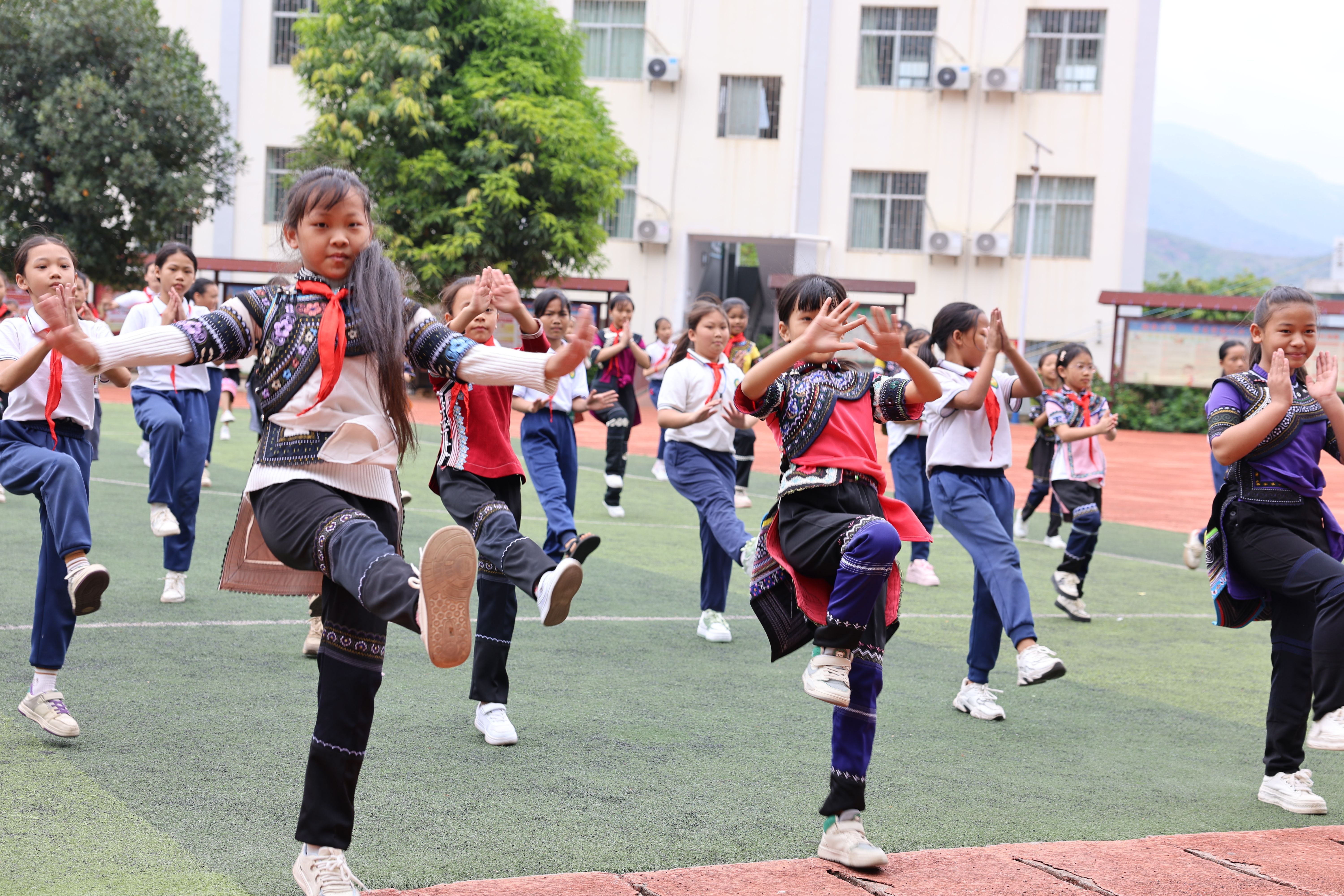 课间操“变身”大乐作!云南学生能歌善舞藏不住了 课间操“变身”大乐作!云南学生能歌善舞藏不住了