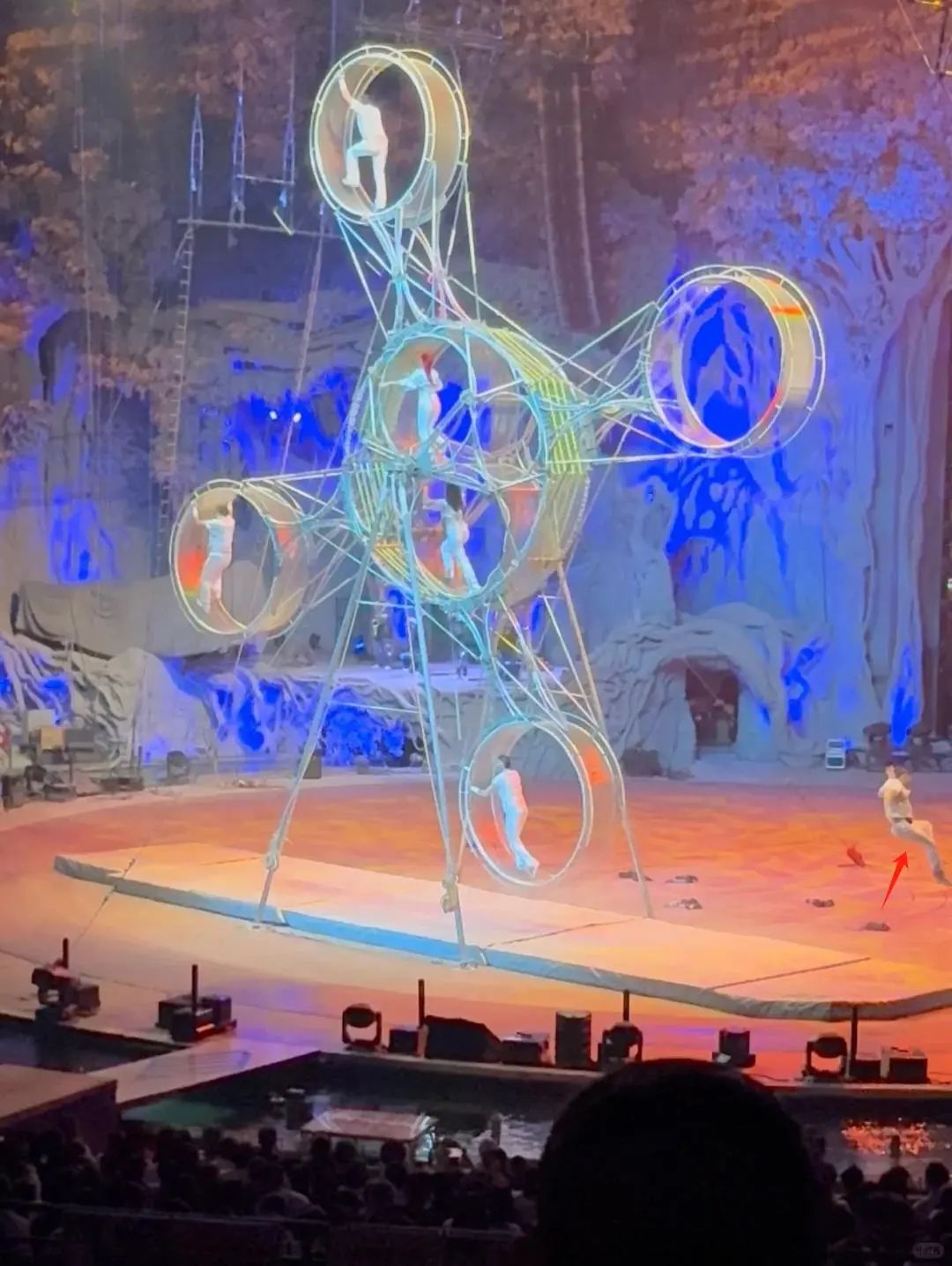 突发意外!男演员演出时坠落 突发意外!男演员演出时坠落