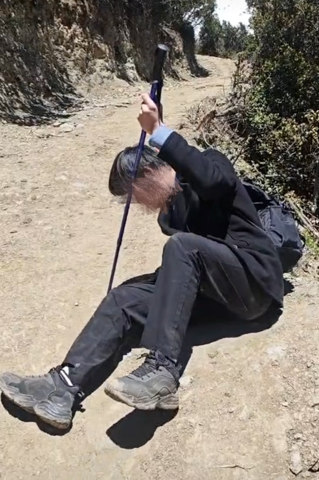 误闯四姑娘山非观光区，男子严重高反！救援人员接力营救