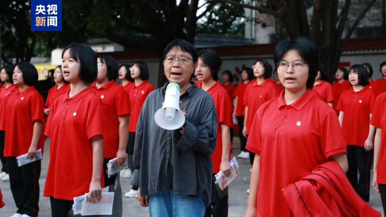 连续15年高考送考 张桂梅的小喇叭再次吹响高考冲锋号 连续15年高考送考 张桂梅的小喇叭再次吹响高考冲锋号