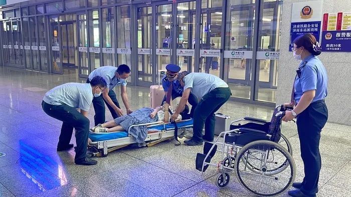事发济南东站,紧急救援 事发济南东站,紧急救援
