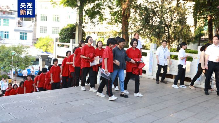 连续15年高考送考 张桂梅的小喇叭再次吹响高考冲锋号 连续15年高考送考 张桂梅的小喇叭再次吹响高考冲锋号