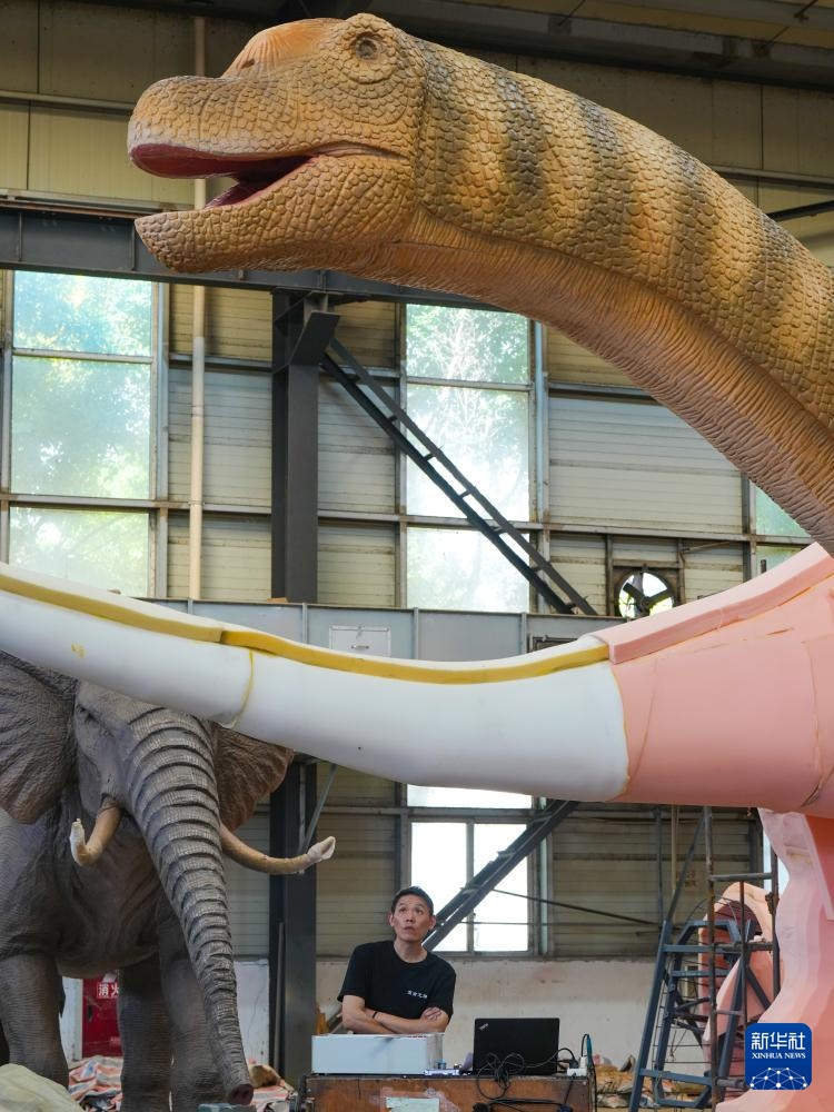 新华全媒+丨从“彩灯之乡”到“恐龙工厂”——自贡制造走向全球 新华全媒+丨从“彩灯之乡”到“恐龙工厂”——自贡制造走向全球