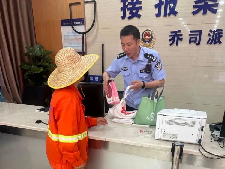 “17个红包啊,真是遇到了好人!”女子一把搂住保洁员 “17个红包啊,真是遇到了好人!”女子一把搂住保洁员