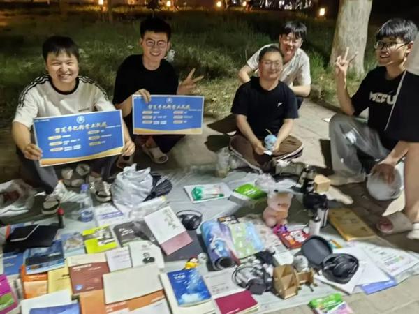 大学毕业季:旧物集上完成青春传递 大学毕业季:旧物集上完成青春传递