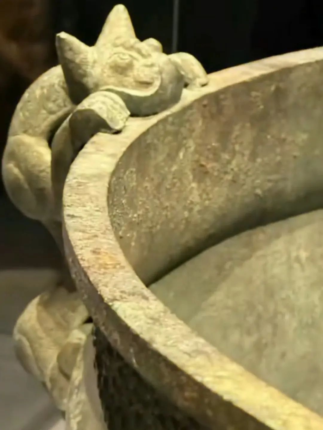 小猫喝水姿势“撞脸”三星堆文物?博物馆:有可能是它 小猫喝水姿势“撞脸”三星堆文物?博物馆:有可能是它