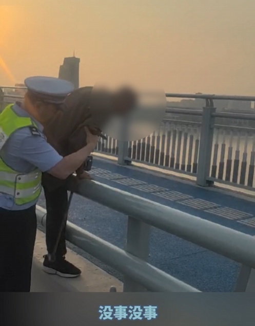 “麻烦你了麻烦了”...为民服务不麻烦!桥上“拦截”的背后是步步安心 “麻烦你了麻烦了”...为民服务不麻烦!桥上“拦截”的背后是步步安心