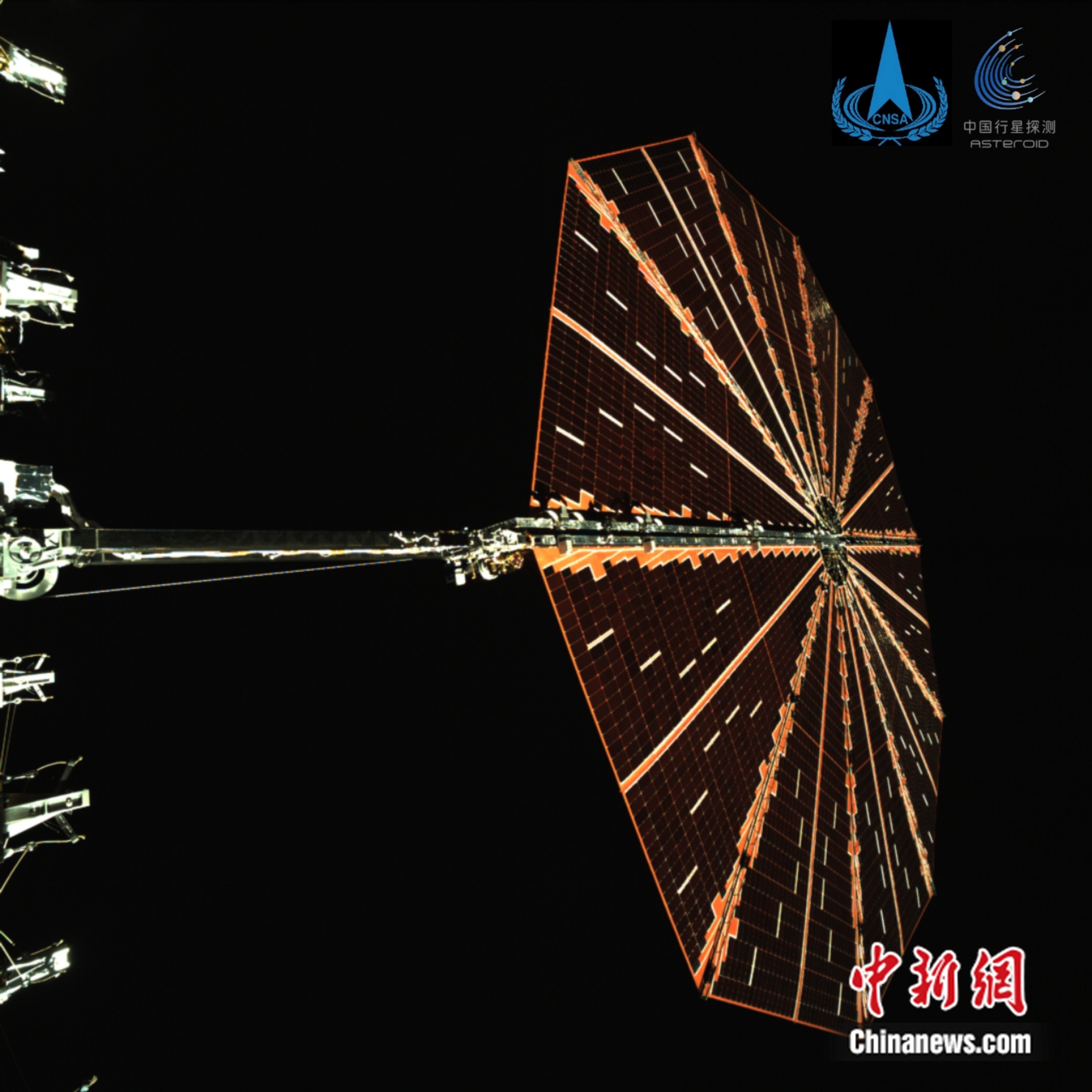 天问二号探测器在轨飞行正常 圆形柔性太阳翼展开图片发布 天问二号探测器在轨飞行正常 圆形柔性太阳翼展开图片发布