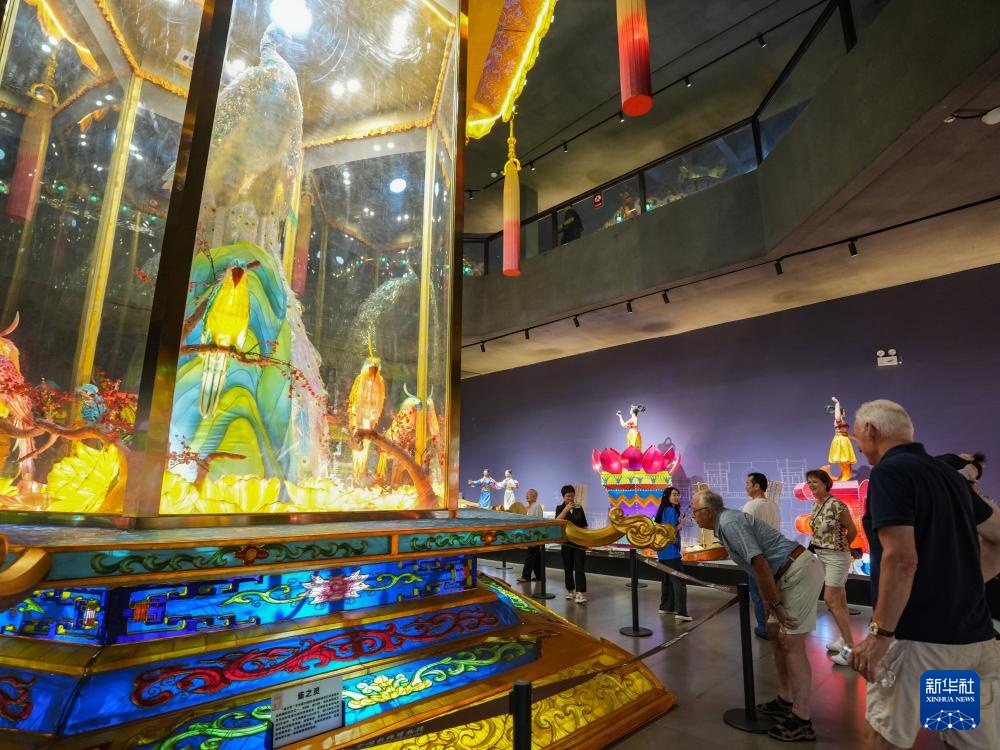 新华全媒+丨从“彩灯之乡”到“恐龙工厂”——自贡制造走向全球 新华全媒+丨从“彩灯之乡”到“恐龙工厂”——自贡制造走向全球