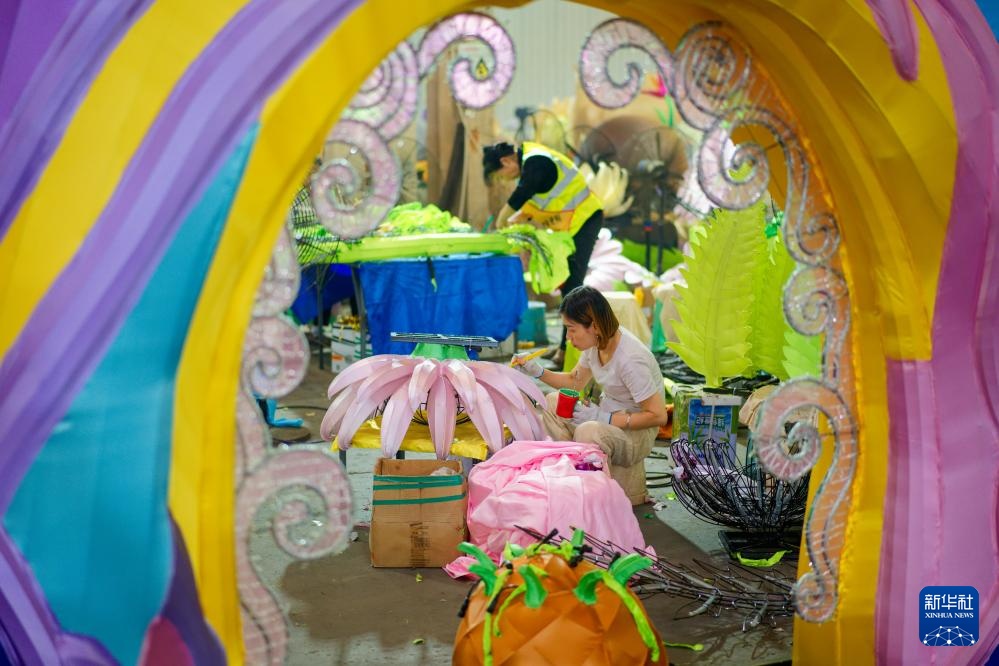 新华全媒+丨从“彩灯之乡”到“恐龙工厂”——自贡制造走向全球 新华全媒+丨从“彩灯之乡”到“恐龙工厂”——自贡制造走向全球