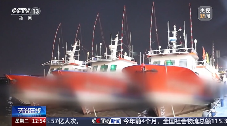 休闲渔船上“游客”举止异常，暗藏何种玄机？