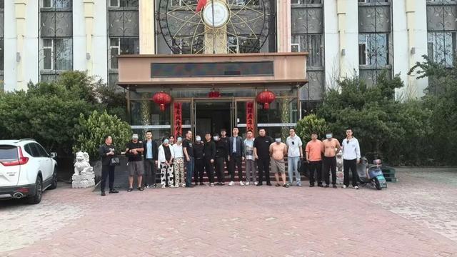 禁渔期威海市惊现“蟹霸王”!七人强卖3000元劣质蟹被铐! 禁渔期威海市惊现“蟹霸王”!七人强卖3000元劣质蟹被铐!