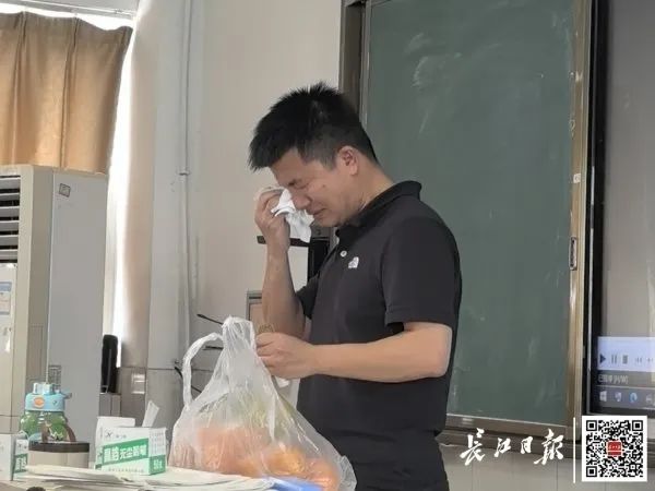 “对不起”,高三班主任现场落泪 “对不起”,高三班主任现场落泪