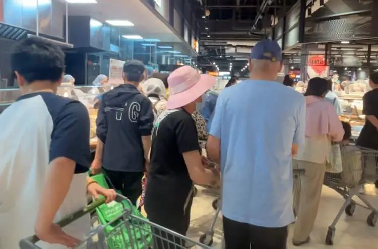 “上海的胖东来”亲测!明星爆款仍缺席,胖东来商品仅有67款!但还是… “上海的胖东来”亲测!明星爆款仍缺席,胖东来商品仅有67款!但还是…