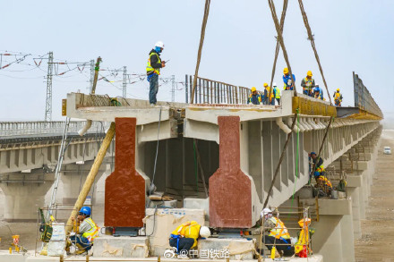 罗若铁路米兰至罗布泊段进入铺轨阶段 罗若铁路米兰至罗布泊段进入铺轨阶段