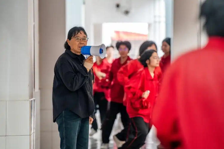 连续15年高考送考 张桂梅的小喇叭再次吹响高考冲锋号 连续15年高考送考 张桂梅的小喇叭再次吹响高考冲锋号