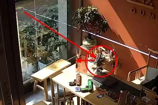 一缕阳光催化出数枚“手雷”,烧了整个车厢! 一缕阳光催化出数枚“手雷”,烧了整个车厢!