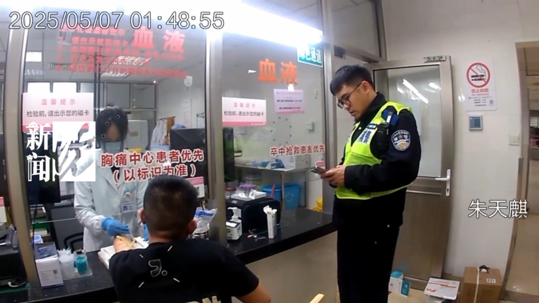 事发上海高架,小轿车逆行同时竟还"S走位"!交警"咆哮"狂追 事发上海高架,小轿车逆行同时竟还"S走位"!交警"咆哮"狂追