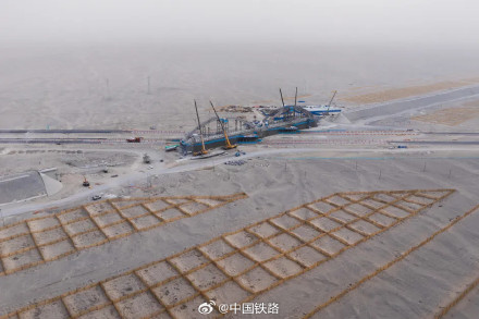 罗若铁路米兰至罗布泊段进入铺轨阶段 罗若铁路米兰至罗布泊段进入铺轨阶段