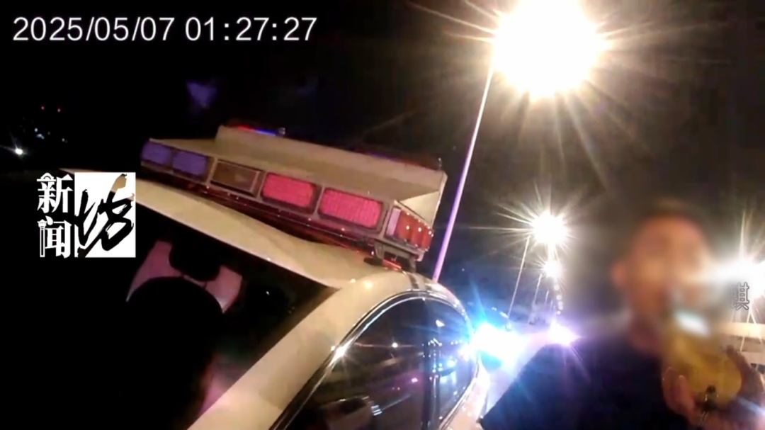 事发上海高架,小轿车逆行同时竟还"S走位"!交警"咆哮"狂追 事发上海高架,小轿车逆行同时竟还"S走位"!交警"咆哮"狂追