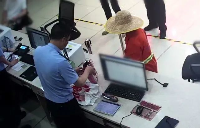 “17个红包啊,真是遇到了好人!”女子一把搂住保洁员 “17个红包啊,真是遇到了好人!”女子一把搂住保洁员