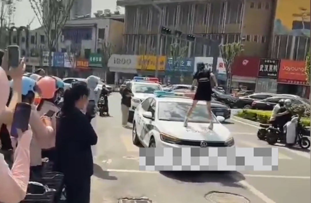 跳上引擎盖！女网红违停被罚后踹击警车！警方通报：行政拘留