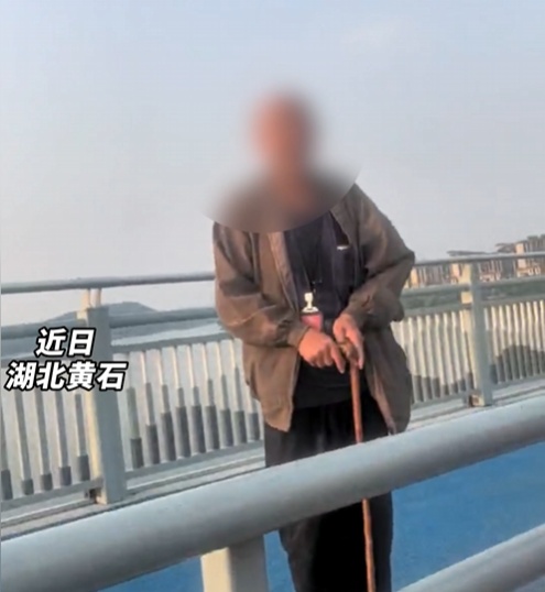 “麻烦你了麻烦了”...为民服务不麻烦!桥上“拦截”的背后是步步安心 “麻烦你了麻烦了”...为民服务不麻烦!桥上“拦截”的背后是步步安心