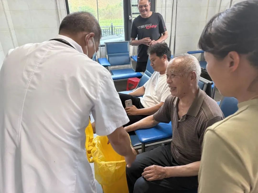 村民被五步蛇咬伤!交警26分钟冲破64公里生死线 村民被五步蛇咬伤!交警26分钟冲破64公里生死线