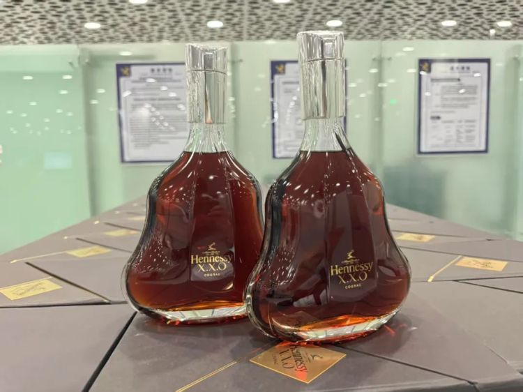 3名导游利用旅行团游客走私洋酒30瓶被查获，总案值12.4万元