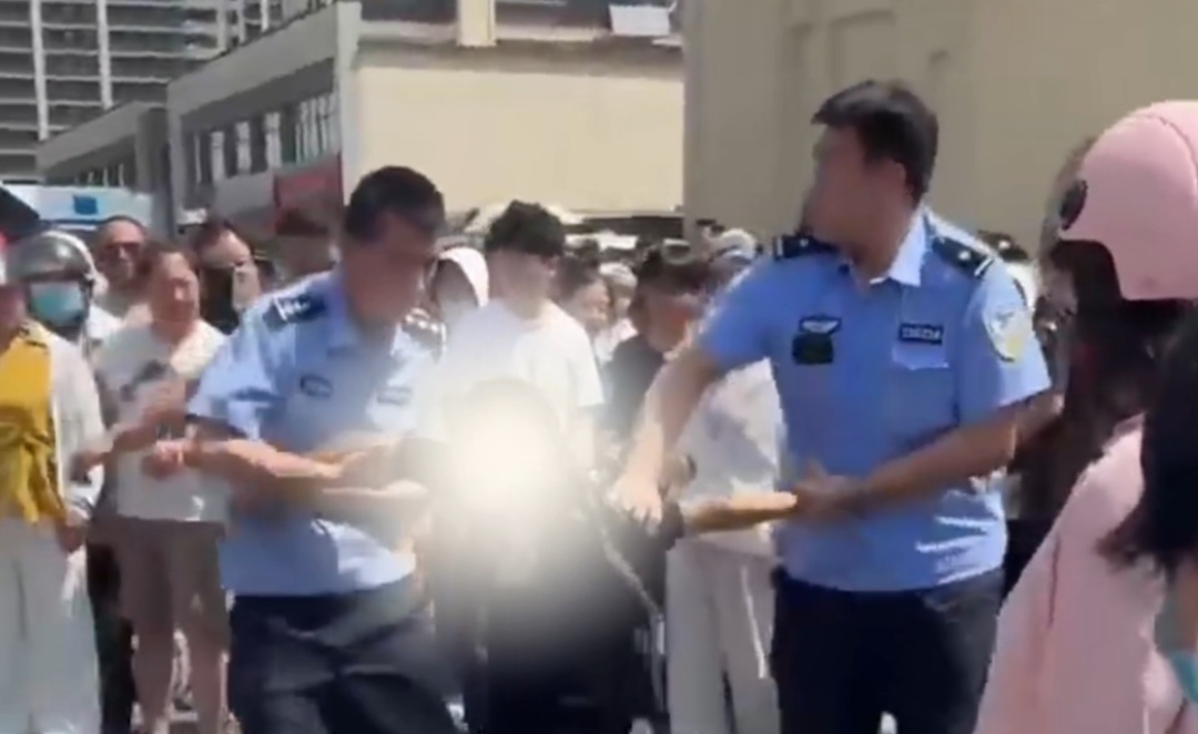 跳上引擎盖！女网红违停被罚后踹击警车！警方通报：行政拘留